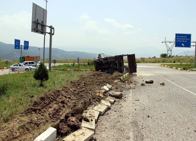 KARABÜK’TE FRENİ BOŞALAN KUM YÜKLÜ KAMYON, ORTA REFÜJE ÇIKARAK DEVRİLDİ. (YASİN ERDEM/KARABÜK-İHA)