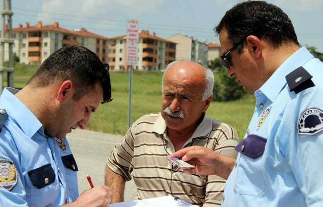 KAMYON ŞOFÖRÜ SEBAHATTİN GÖZETLEYEN, FRENİ BOŞALAN KAMYONUN ORTA REFÜJE ÇARPIP DEVRİLDİĞİNİ VE KENDİSİNİN DE KORKUP KAÇTIĞINI SÖYLEDİ. (YASİN ERDEM/KARABÜK-İHA)