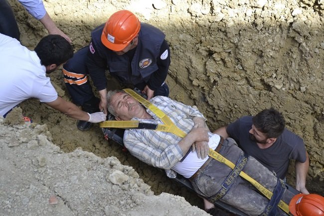 KARABÜK'ÜN SAFRANBOLU İLÇESİNDE SİTE İNŞAATININ KANALİZASYON BORULARINI DÖŞEDİĞİ SIRADA VÜCUDUNUN BÜYÜK KISMI TOPRAK ALTINA KALAN İŞÇİ AFAD EKİPLERİ TARAFINDAN SAĞ KURTARILDI. (YASİN ERDEM/KARABÜK-İHA)