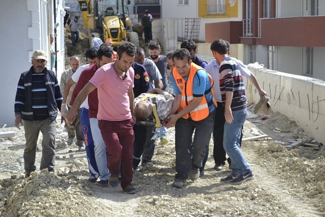 KANAL İÇİNDE SEDYEYE KONULAN BALLI, AMBULANSLA KARABÜK EĞİTİM VE ARAŞTIRMA HASTANESİNE KALDIRILDI. (YASİN ERDEM/KARABÜK-İHA)