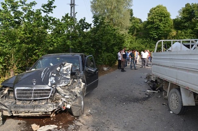 ZONGULDAK'IN ALAPLI İLÇESİ ÇATAK KÖY YOLUNDA SEYİR HALİNDEKİ İKİ OTOMOBİL KAFA KAFAYA ÇARPIŞTI. KAZA SONUCU 4 KİŞİ YARALANDI. (ERTUĞRUL YÜKSEL/ZONGULDAK-İHA)