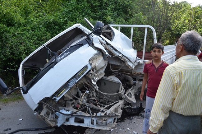ZONGULDAK'IN ALAPLI İLÇESİ ÇATAK KÖY YOLUNDA SEYİR HALİNDEKİ İKİ OTOMOBİL KAFA KAFAYA ÇARPIŞTI. KAZA SONUCU 4 KİŞİ YARALANDI. (ERTUĞRUL YÜKSEL/ZONGULDAK-İHA)