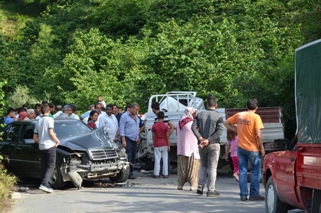 ZONGULDAK'IN ALAPLI İLÇESİ ÇATAK KÖY YOLUNDA SEYİR HALİNDEKİ İKİ OTOMOBİL KAFA KAFAYA ÇARPIŞTI. KAZA SONUCU 4 KİŞİ YARALANDI. (ERTUĞRUL YÜKSEL/ZONGULDAK-İHA)