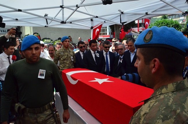 ŞEHİDİN SİLAH ARKADAŞLARI TABUTUN BAŞINDAN BİR AN OLSUN AYRILMADI. (FİKRİ ERDEM - ONUR ALTINDAĞ - SERTAÇ ÖZDEMİR/ZONGULDAK-İHA)
