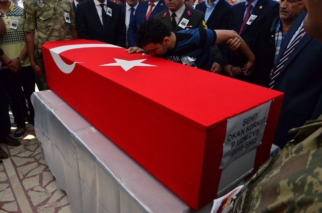 ŞEHİDİN SİLAH ARKADAŞLARI TABUTUN BAŞINDA NÖBET TUTTU. (FİKRİ ERDEM - ONUR ALTINDAĞ - SERTAÇ ÖZDEMİR/ZONGULDAK-İHA)