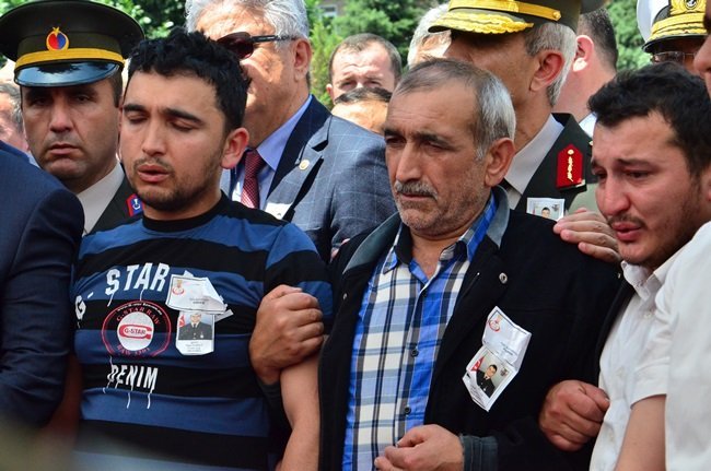 ŞEHİDİN KARDEŞİ GÖKHAN (SOLDA) VE BABASI NECATİ (ORTADA) TÖRENDE GÜÇLÜKLE AYAKTA DURABİLDİ. (FİKRİ ERDEM - ONUR ALTINDAĞ - SERTAÇ ÖZDEMİR/ZONGULDAK-İHA)