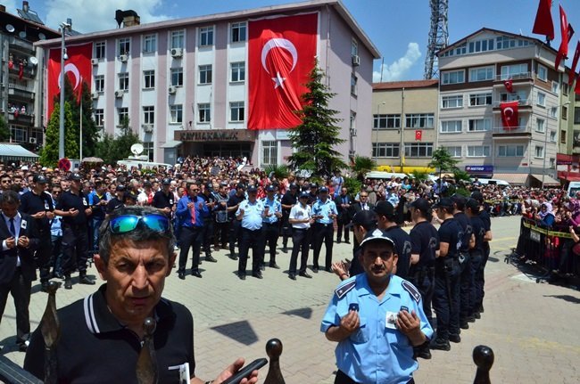 BİNLERCE KİŞİ ŞEHİDİN CENAZE NAMAZINDA ALANLARI DOLDURDU. (FİKRİ ERDEM - ONUR ALTINDAĞ - SERTAÇ ÖZDEMİR/ZONGULDAK-İHA)