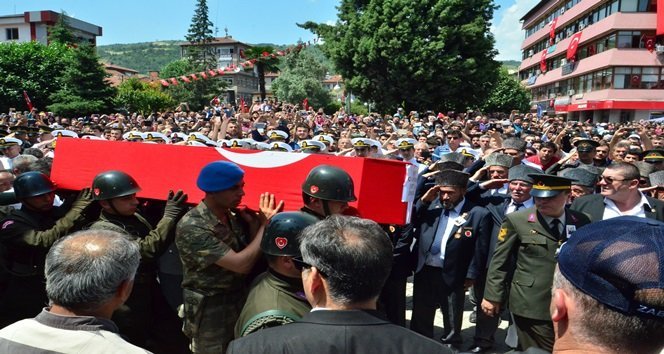 ŞEHİDİN CENAZESİ OMUZLARDA TAŞINARAK CENAZE ARACINA TAŞINDI. (FİKRİ ERDEM - ONUR ALTINDAĞ - SERTAÇ ÖZDEMİR/ZONGULDAK-İHA)