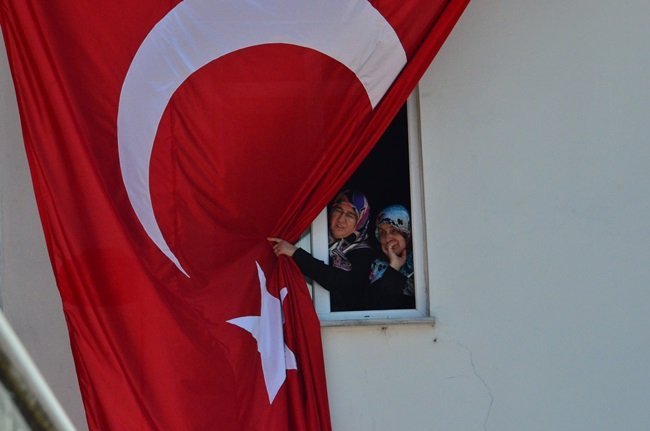 CAMİYE GİREN BAZI KADINLAR PENCEREDEN ŞEHİDİN TABUTUNUN TAŞINMASINI İZLEDİ. (FİKRİ ERDEM - ONUR ALTINDAĞ - SERTAÇ ÖZDEMİR/ZONGULDAK-İHA)