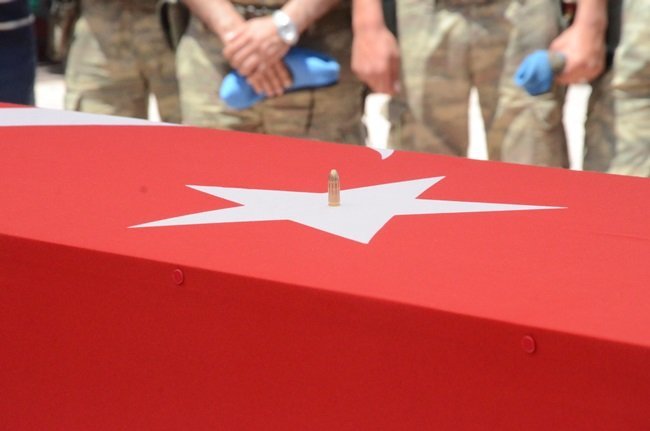 ŞEHİDİN SİLAH ARKADAŞI TABUTUN ÜZERİNE MERMİ BIRAKTI. (FİKRİ ERDEM - ONUR ALTINDAĞ - SERTAÇ ÖZDEMİR/ZONGULDAK-İHA)