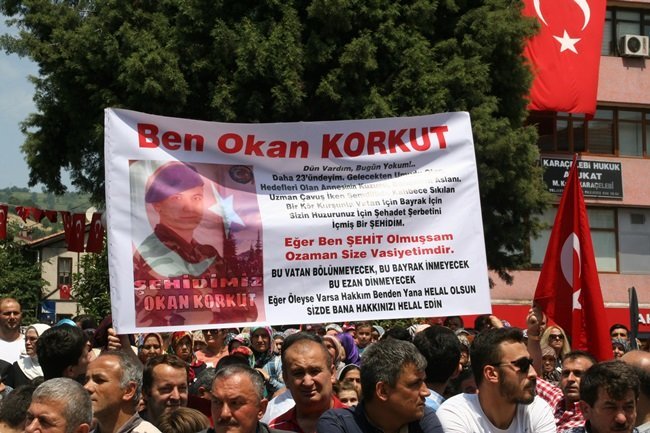 ALANI DOLDURAN VATANDAŞLAR, "ŞEHİT OKAN KORKUT" YAZILI PANKART AÇTI. (FİKRİ ERDEM - ONUR ALTINDAĞ - SERTAÇ ÖZDEMİR/ZONGULDAK-İHA)