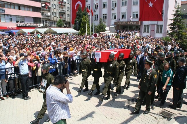 ŞEHİDİN NAAŞI OMUZLARDA TAŞINARAK CENAZE NAMAZININ KILINACAĞI ALANA GETİRİLDİ. (FİKRİ ERDEM - ONUR ALTINDAĞ - SERTAÇ ÖZDEMİR/ZONGULDAK-İHA)