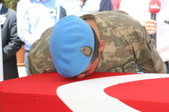ŞEHİDİN SİLAH ARKADAŞI TABUTA UZANARAK SİLAH ARKADAŞININ TABUTUNU ÖPTÜ. (FİKRİ ERDEM - ONUR ALTINDAĞ - SERTAÇ ÖZDEMİR/ZONGULDAK-İHA)