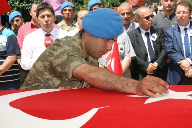 ŞEHİDİN SİLAH ARKADAŞI TABUTUN ÜZERİNE MERMİ BIRAKTI. (FİKRİ ERDEM - ONUR ALTINDAĞ - SERTAÇ ÖZDEMİR/ZONGULDAK-İHA)