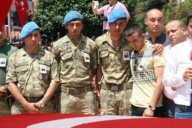 ŞEHİDİN SİLAH ARKADAŞLARI TÖRENDE ZOR ANLAR YAŞADI. (FİKRİ ERDEM - ONUR ALTINDAĞ - SERTAÇ ÖZDEMİR/ZONGULDAK-İHA)