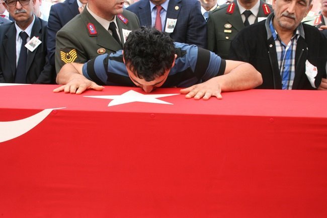 ŞEHİDİN KARDEŞİ GÖKHAN KORKUT, TABUTUN BAŞINA GELEREK ŞEHİT KARDEŞİ İÇİN GÖZYAŞI DÖKTÜ. (FİKRİ ERDEM - ONUR ALTINDAĞ - SERTAÇ ÖZDEMİR/ZONGULDAK-İHA)