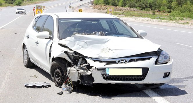 KAMYONET İLE OTOMOBİL ÇARPIŞTI: 6 YARALI