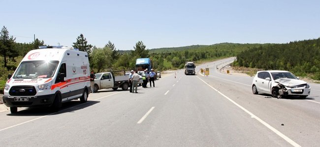 KAMYONET İLE OTOMOBİLİN ÇARPIŞMASI SONUCU 6 KİŞİ YARALANDI. (VEDAT YUNUS İKİZOĞLU/KASTAMONU-İHA)
