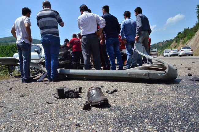 KAZADA SÜRÜCÜDEN GERİYE YOLA FIRLAYAN AYAKKABISI KALDI. (ONUR ALTINDAĞ - SERTAÇ ÖZDEMİR/ZONGULDAK-İHA)
