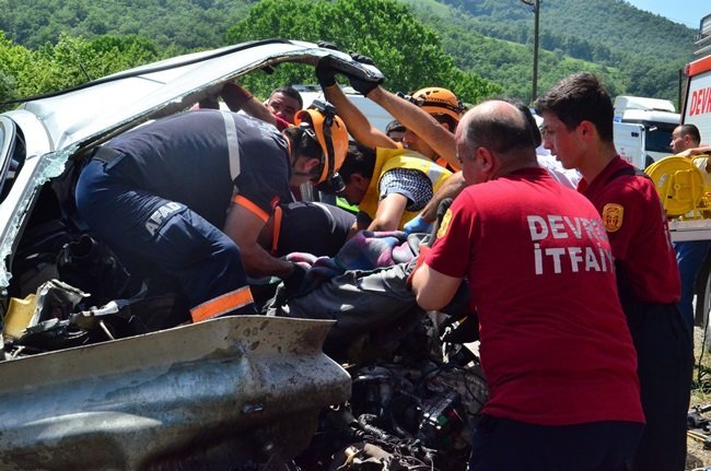 KONTROLDEN ÇIKAN OTOMOBİL, ORTA REFÜJE ÇARPARAK DURABİLDİ. KAZADA SÜRÜCÜ YAŞAMINI YİTİRDİ. (ONUR ALTINDAĞ - SERTAÇ ÖZDEMİR/ZONGULDAK-İHA)