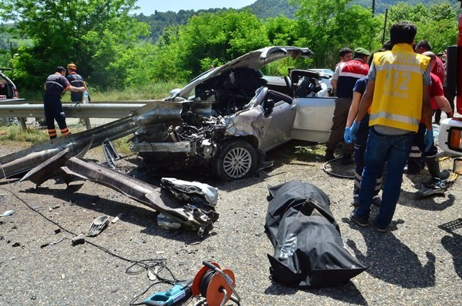 KAZA SONRASI OTOMOBİL HURDAYA DÖNDÜ. (ONUR ALTINDAĞ - SERTAÇ ÖZDEMİR/ZONGULDAK-İHA)