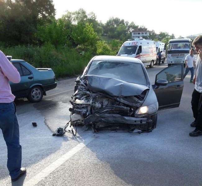 BARTIN'DA OTOMOBİL İLE ÇARPIŞAN TRAKTÖR İKİ AYRILDI. KAZADA 3 KİŞİ YARALANDI. (MUSTAFA KURT/BARTIN-İHA)