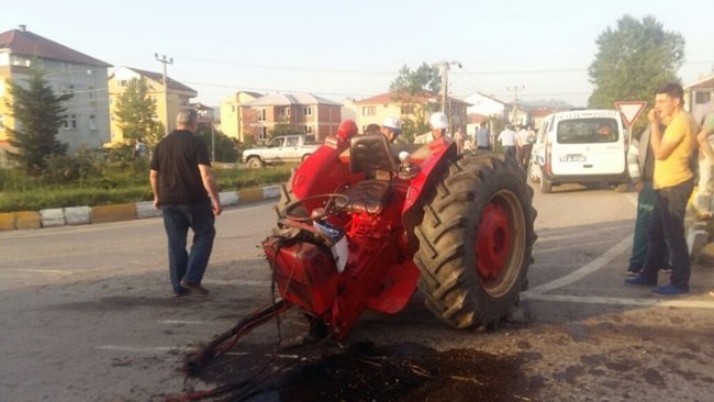 BARTIN'DA OTOMOBİL İLE ÇARPIŞAN TRAKTÖR İKİ AYRILDI. KAZADA 3 KİŞİ YARALANDI. (MUSTAFA KURT/BARTIN-İHA)