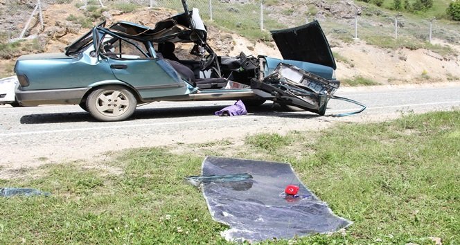 KEPÇEYE ÇARPAN OTOMOBİL HURDAYA DÖNDÜ