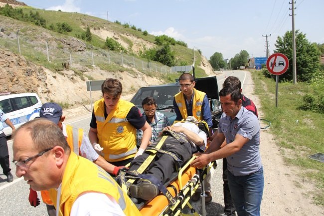 KASTAMONU’DA KEPÇEYE ÇARPAN OTOMOBİL ADETA HURDAYA DÖNDÜ. KAZADA 2 KİŞİ YARALANDI. (VEDAT YUNUS İKİZOĞLU/KASTAMONU-İHA)