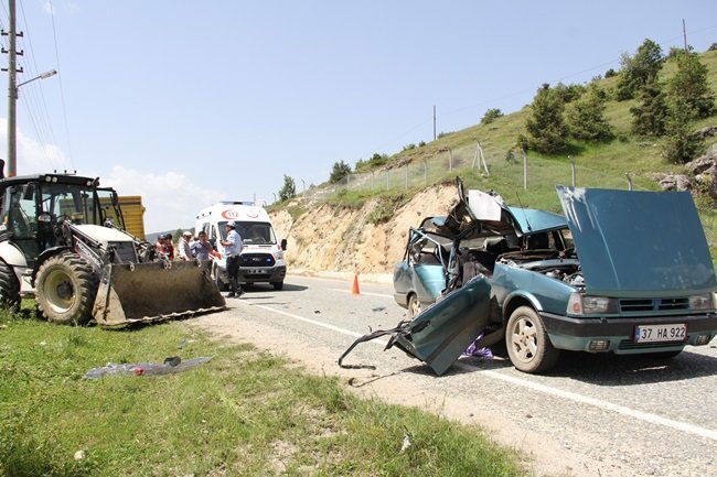 KASTAMONU’DA KEPÇEYE ÇARPAN OTOMOBİL ADETA HURDAYA DÖNDÜ. KAZADA 2 KİŞİ YARALANDI. (VEDAT YUNUS İKİZOĞLU/KASTAMONU-İHA)
