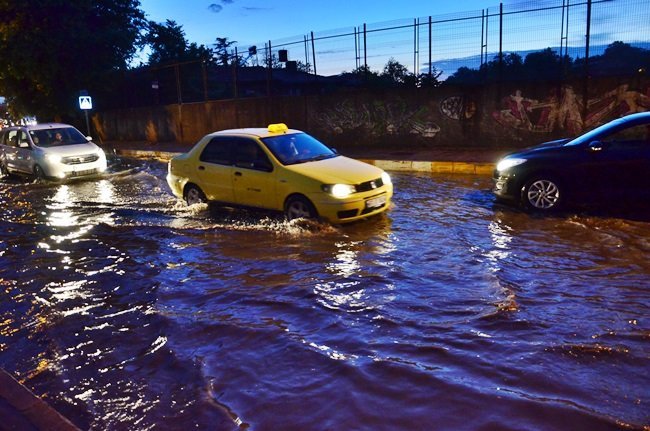 ZONGULDAK'TA ANİDEN BASTIRAN SAĞANAK YAĞIŞ NEDENİYLE MAZGALLARIN TIKANMASIYLA BİRLİKTE ATATÜRK DEVLET HASTANESİ'NE GİDEN ANA YOLU SU BASTI. SÜRÜCÜLER İSE SU BASAN YOLDA ZOR ANLAR YAŞADI. (ÖMER TEKCAN - ONUR ALTINDAĞ/ZONGULDAK-İHA)