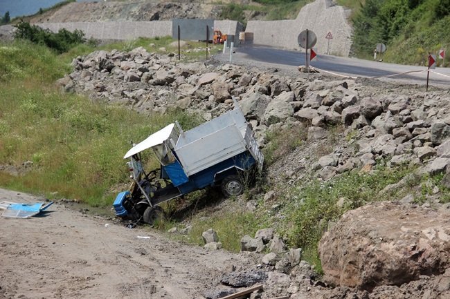 KDZ. EREĞLİ'DE SÜRÜCÜSÜNÜN DİREKSİYON HAKİMİYETİNİ KAYBETTİĞİ PAT PAT YOLDAN ÇIKIP ŞARAMPOLE YUVARLANDI. (VEDAT KILIÇ/ZONGULDAK-İHA)