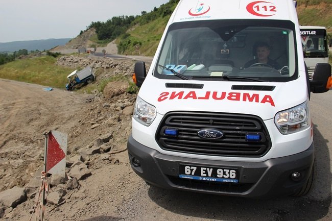KDZ. EREĞLİ İLÇESİNDE YOLDAN ÇIKIP ŞARAMPOLE YUVARLANAN PATPATTA BULUNAN İKİ KİŞİ AMBULANSLA HASTANEYE KALDIRILDI. (VEDAT KILIÇ/ZONGULDAK-İHA)