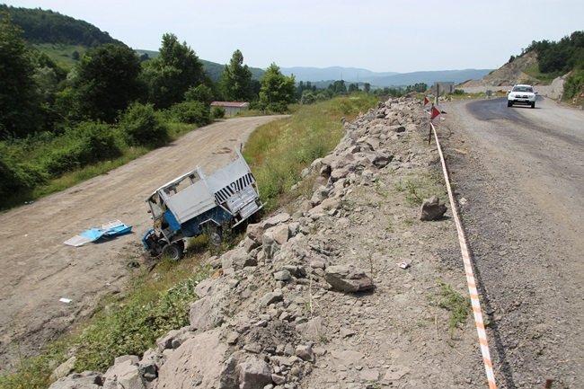 KDZ. EREĞLİ-DEVREK KARAYOLU ÜZERİNDE DİREKSİYON HAKİMİYETİNİ KAYBEDEN SÜRÜCÜNÜN KULLANDIĞI TARIM ARACI ŞARAMPOLE YUVARLANDI. (VEDAT KILIÇ/ZONGULDAK-İHA)