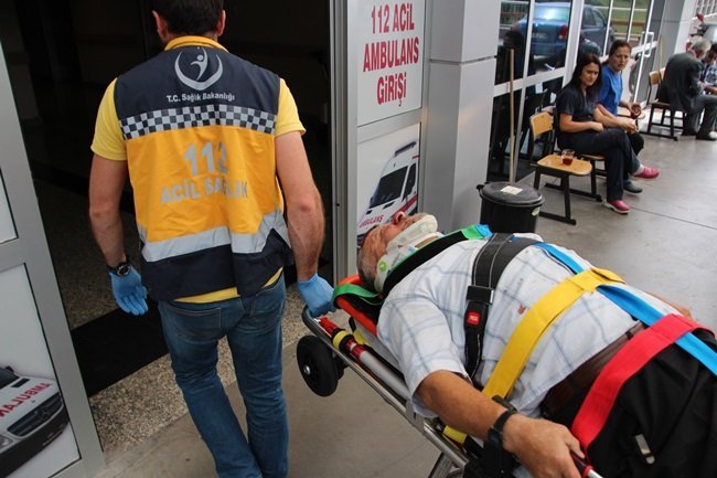 KULLANDIĞI PAT PATIN ŞARAMPOLE YUVARLANMASI SONUCU YARALANAN HASAN GÜNAYDIN, AMBULANSLA HASTANEYE KALDIRILDI. (VEDAT KILIÇ/ZONGULDAK-İHA)