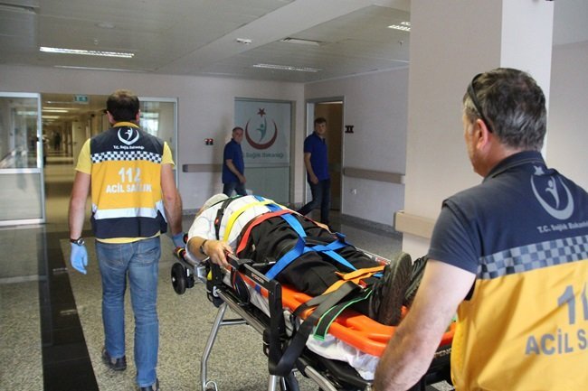 KDZ. EREĞLİ'DE MEYDANA GELEN PAT PAT KAZASINDA YARALANAN SÜRÜCÜ VE EŞİ HASTANEYE KALDIRILARAK TEDAVİ ALTINA ALINDI. (VEDAT KILIÇ/ZONGULDAK-İHA)