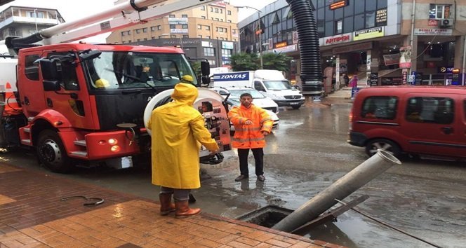 GAZİPAŞA CADDESİNİ SU BASTI (ÖMER TEKCAN/ZONGULDAK-İHA)