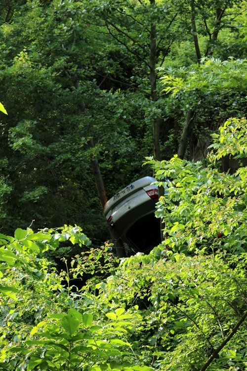 KASTAMONU'NUN BOZKURT İLÇESİNDE, SÜRÜCÜNÜN YOL KENARINDA GÖRDÜĞÜ ARKADAŞINA SELAM VERMEK İÇİN EL FRENİNİ İNDİRMEDEN İNDİĞİ ARAÇ DEREYE UÇUNCA, OTOMOBİLDE BULUNAN BABASI İLE EŞİ YARALANDI. (İBRAHİM ŞAHİN DEMİR/KASTAMONU-İHA)