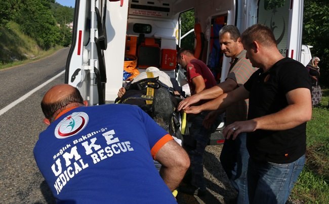 YARALILAR, AMBULANSLA BOZKURT DEVLET HASTANESİ'NE KALDIRILARAK TEDAVİ ALTINA ALINDI. (İBRAHİM ŞAHİN DEMİR/KASTAMONU-İHA)