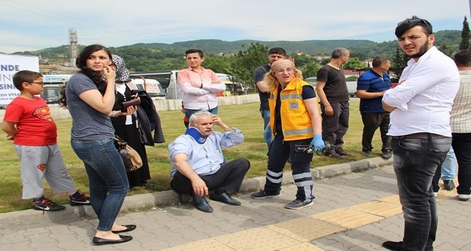 KIRMIZI IŞIK İHLALİ KAZAYA NEDEN OLDU: 2 YARALI