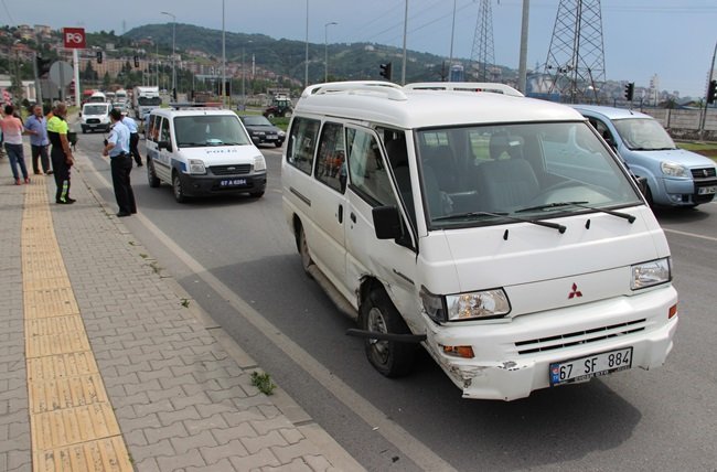 KDZ. EREĞLİ'DE IŞIK İHLALİ YAPAN MİNİBÜS HAFİFİ TİCARİ KAMYONETLE ÇARPIŞTI. (VEDAT KILIÇ/ZONGULDAK-İHA)