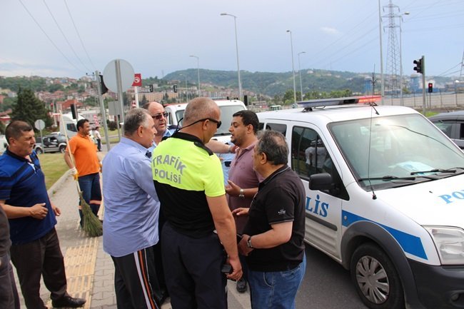 MİNİBÜS SÜRÜCÜSÜ MUSA TÜRKOĞLU, KENDİSİNİN IŞIK İHLALİ YAPTIĞINI ANCAK HAFİFİ TİCARİ KAMYONET SÜRÜCÜSÜNÜN DE IŞIK İHLALİ YAPTIĞINI SÖYLEDİ. (VEDAT KILIÇ/ZONGULDAK-İHA)