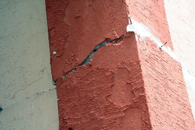 BİNANIN DIŞINDAN TEHLİKENİN BÜYÜKLÜĞÜ GÖZLERDEN KAÇMIYOR. (FİKRİ ERDEM/ZONGULDAK-İHA)