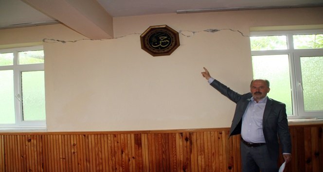 CAMİDE YIKILMA TEHLİKESİ