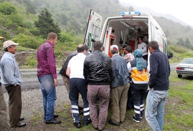 KASTAMONU'NUN TOSYA İLÇESİ AŞAĞI BERÇİN KÖYÜNDE MEYDANA GELEN TRAKTÖR KAZASINDA1 KİŞİ AĞIR YARALANDI. (SEDAT AĞACIKOĞLU/KASTAMONU-İHA)