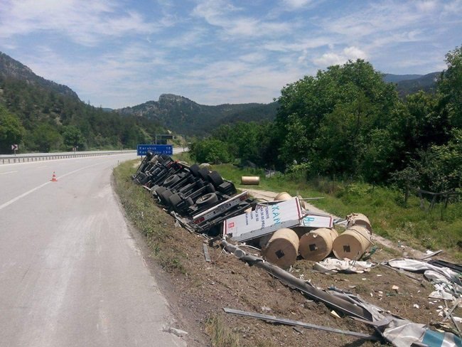 KARABÜK’TE KAĞIT YÜKLÜ TIR YOLDAN ÇIKARAK DEVRİLDİ. KAZADA TIR SÜRÜCÜSÜ YARALANDI. (YASİN ERDEM/KARABÜK-İHA)