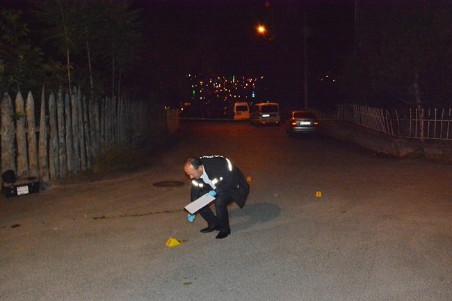 KARABÜK'TE, OTO GALERİCİLİĞİ YAPAN ERKAN DELİGÖZ, DÜN GECE YARISI EVİNİN ÖNÜNDE AV TÜFEĞİ İLE VURULARAK YARALANDI. (YASİN ERDEM/KARABÜK-İHA)