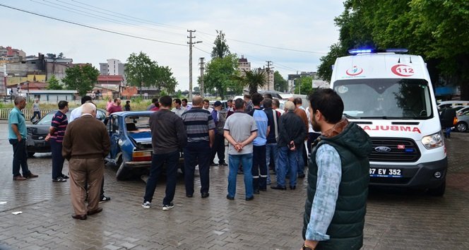 EDİNİLEN BİLGİYE GÖRE KAZA İSTASYON CADDESİ’NDEKİ KAVŞAKTA MEYDANA GELDİ MUSTAFA K. İDARESİNDEKİ 81 DE 989 PLAKALI OTOMOBİL İLE SEYİR HALİNDEYKEN ESAT K. (20) İDARESİNDEKİ 67 DC 343 PLAKALI OTOMOBİL İLE ÇARPIŞTI. (ONUR ALTINDAĞ - SERTAÇ ÖZDEMİR/ZONGULDAK-İHA)