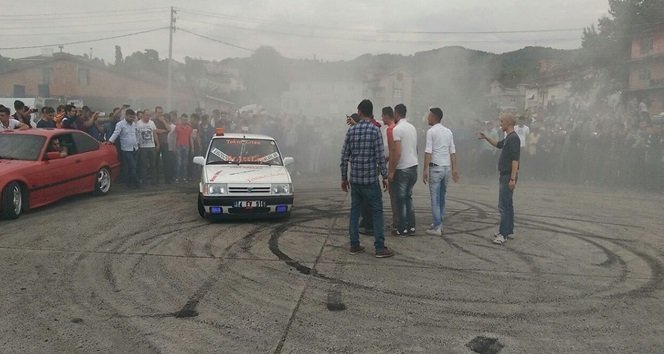 ZONGULDAK'IN EREĞLİ İLÇESİNDE DRİFT TUTKUNU GENÇLER, KIŞLA MAHALLESİNDE BİR ARAYA GELDİ. DRİFT YAPILDIĞI SIRADA MEYDANA GELEN KAZA EĞLENCELİ DAKİKALARIN YERİNİ SOPALI VE YUMRUKLU KAVGAYA BIRAKTI. (VEDAT KILIÇ/ZONGULDAK-İHA)