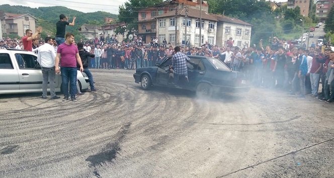 ZONGULDAK'IN EREĞLİ İLÇESİNDE DRİFT TUTKUNU GENÇLER, KIŞLA MAHALLESİNDE BİR ARAYA GELDİ. DRİFT YAPILDIĞI SIRADA MEYDANA GELEN KAZA EĞLENCELİ DAKİKALARIN YERİNİ SOPALI VE YUMRUKLU KAVGAYA BIRAKTI. (VEDAT KILIÇ/ZONGULDAK-İHA)